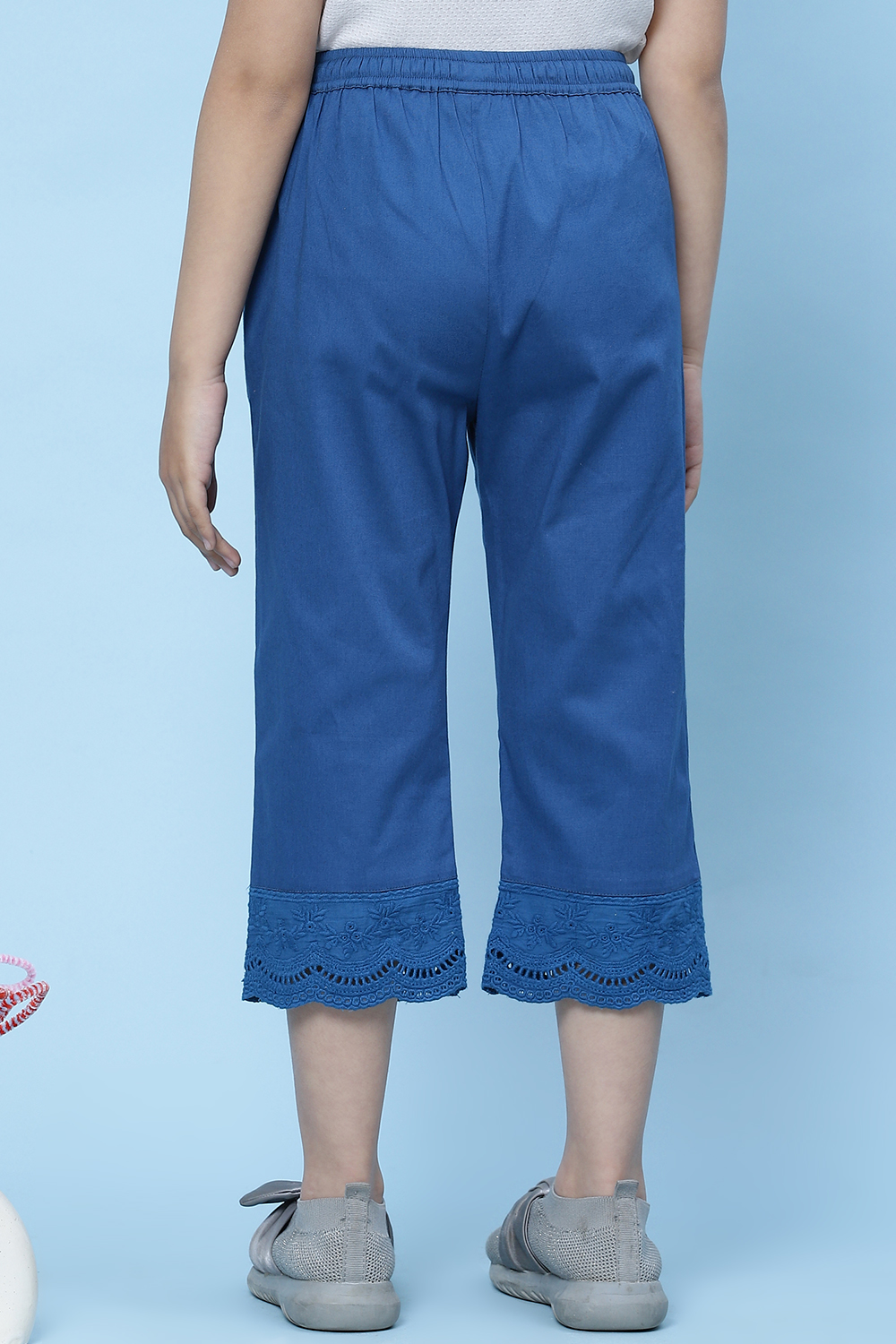 Blue Cotton Solid Capri Pant image number 4