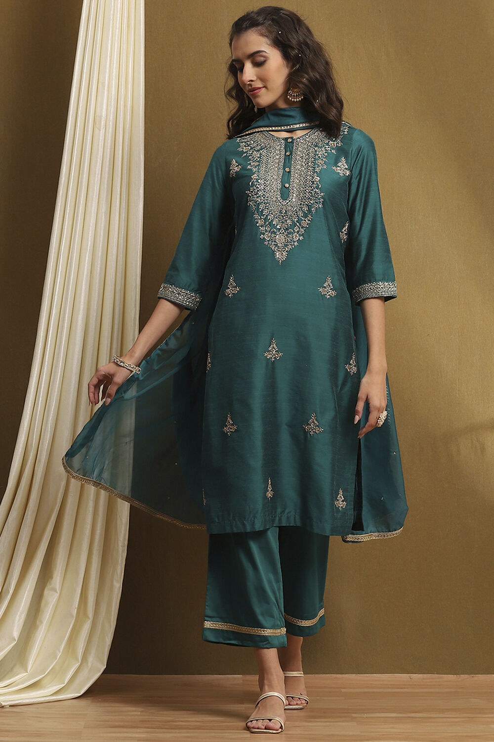 Off-White Embellished Festive Straight Suit Set image number 7