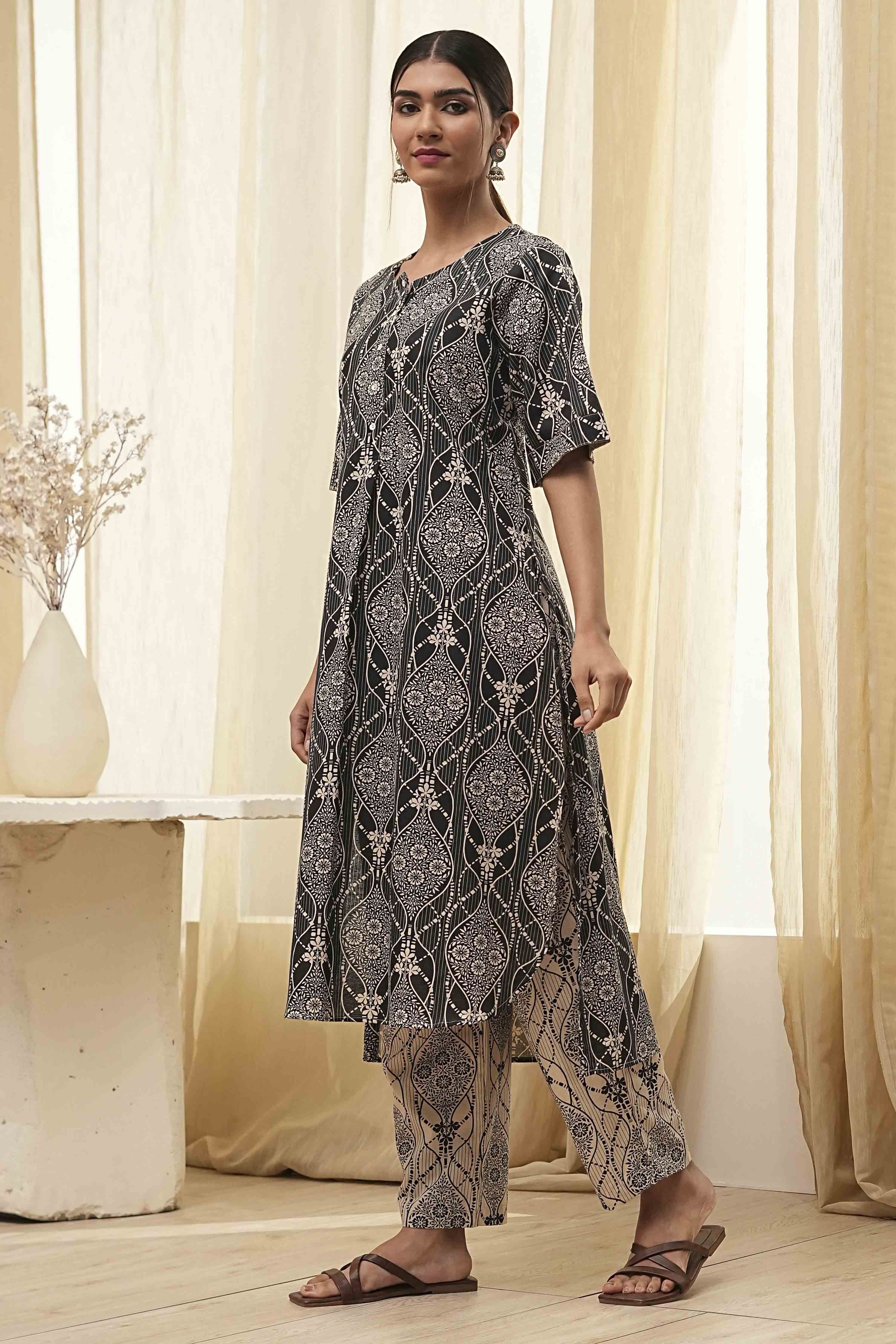 Black and Beige Printed Straight Kurta Set image number 3
