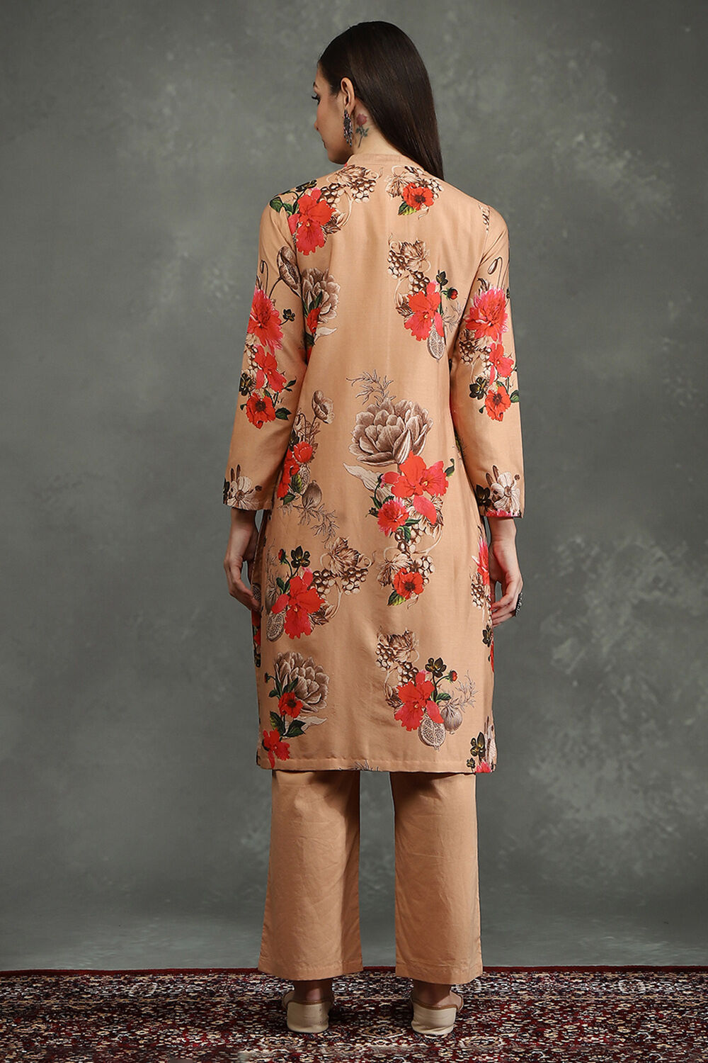 Peach-Toned Silk Chanderi Floral Printed Straight Kurta Set image number 4