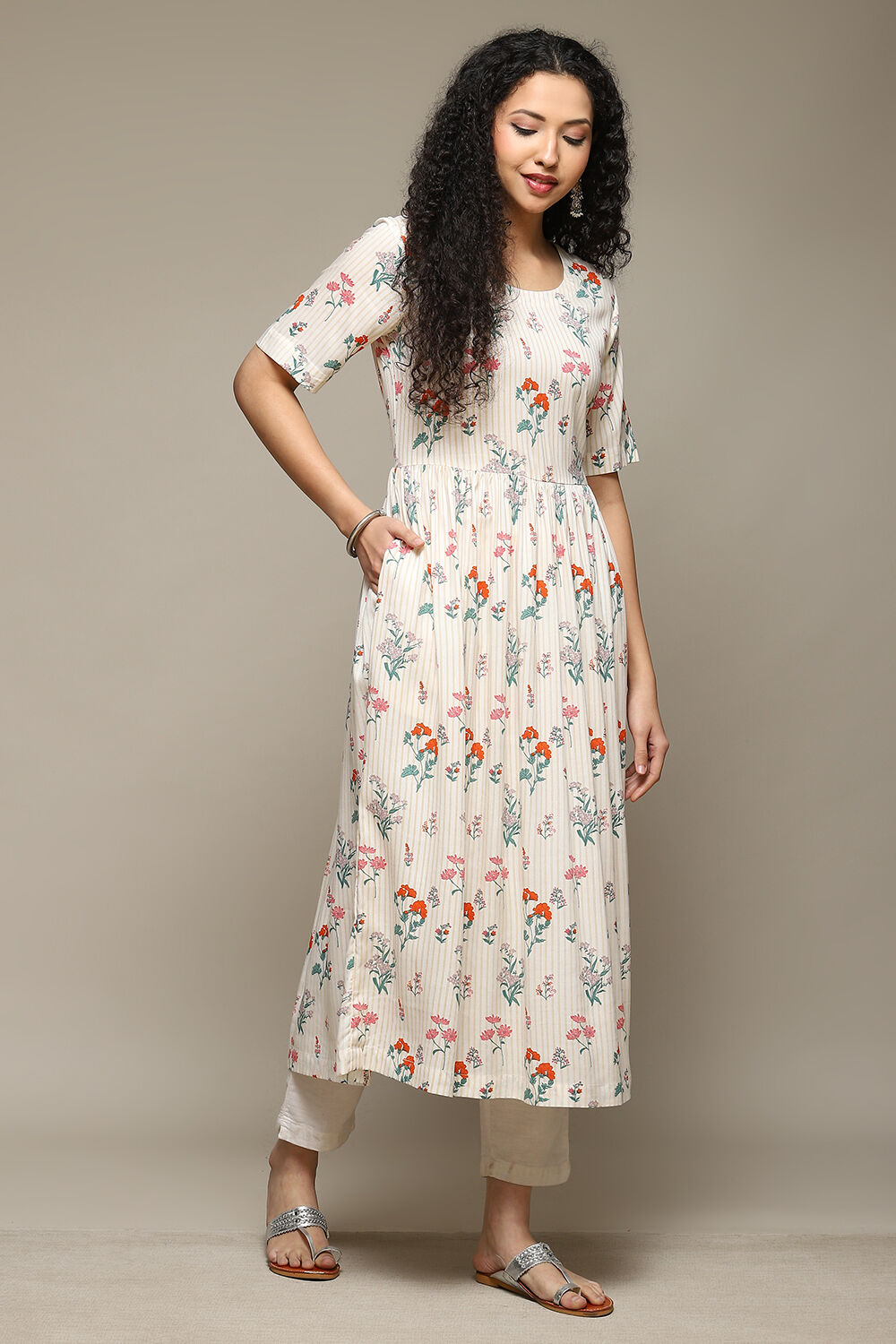 Natural Rayon Straight Printed Kurta image number 4