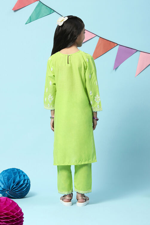 Parrot Green Cotton Gathered Kurta Narrow Pants 2 Piece Set image number 4