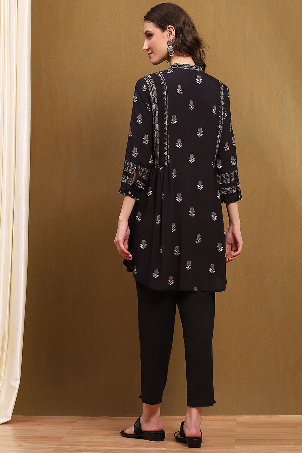 Black Floral Printed Gathered Short Kurta image number 3