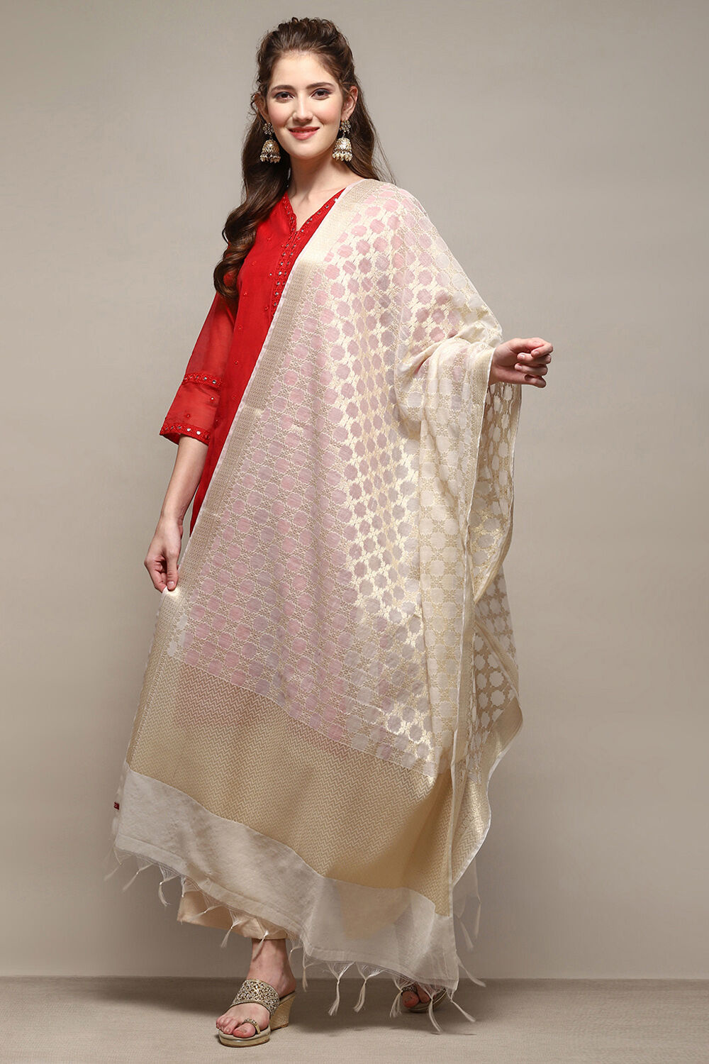 Cream & Gold-Toned Yard-Dyed Dupatta image number 2