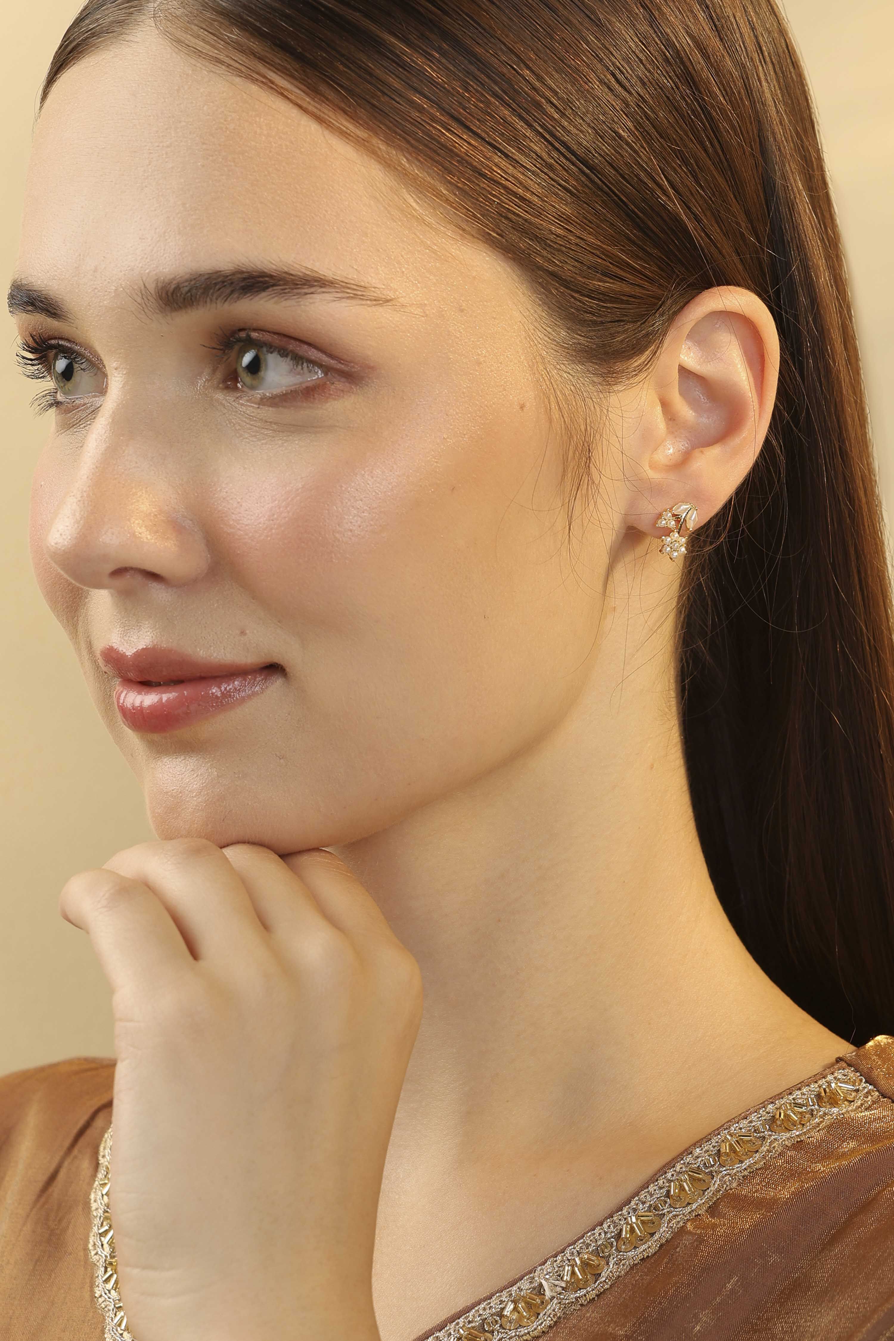White Gold-Plated Brass Pearl Stud Earrings image number 3