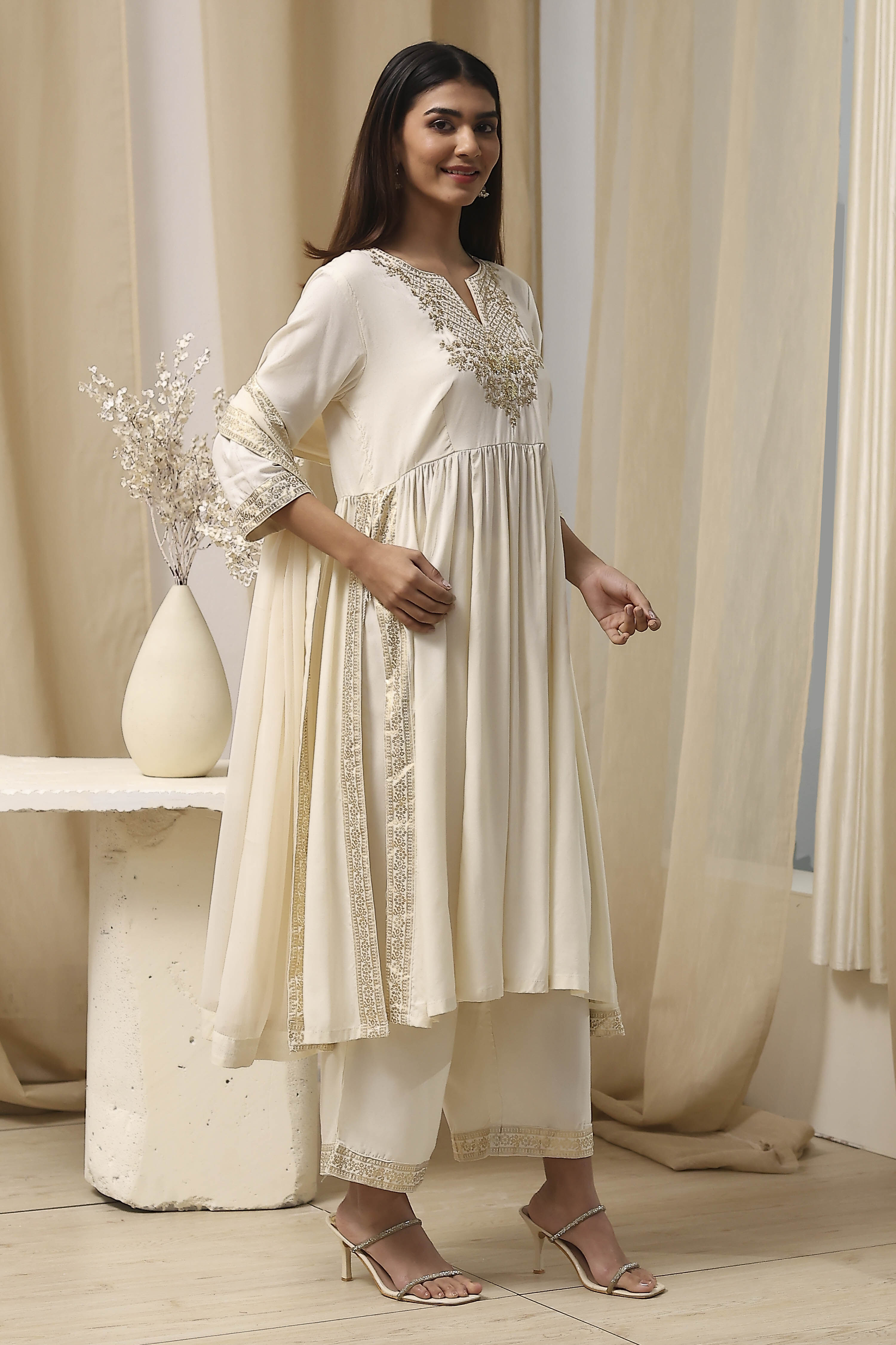 Cream-Colored Viscose Embellished Gathered Suit Set image number 5