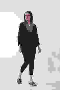 Black Cotton Lycra Solid Fitted Cropped Leggings image number 0