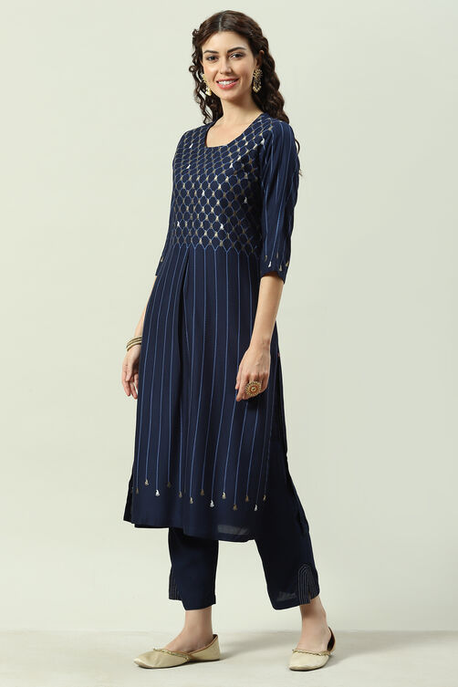 Plum Printed Rayon Straight Kurta Regular Pants Suit Set image number 3