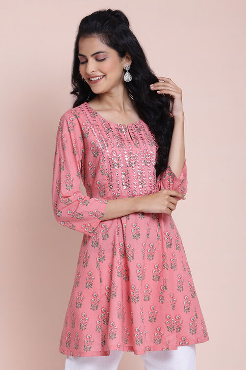 Dusky Pink Cotton Printed Short Kurti image number 3