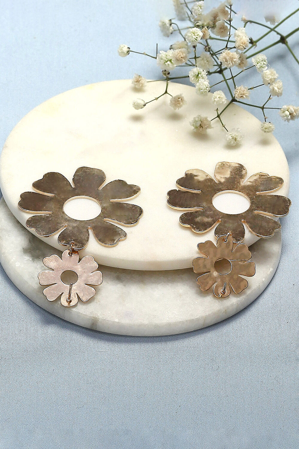 Gold Alloy Earrings image number 2