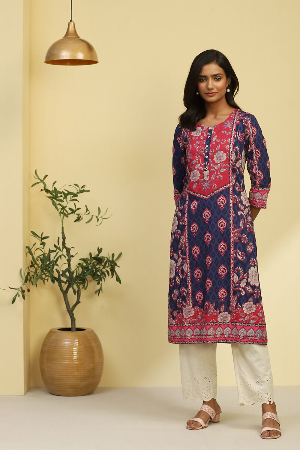 Navy Blue and Pink Cotton Floral Printed Straight Kurta image number 5