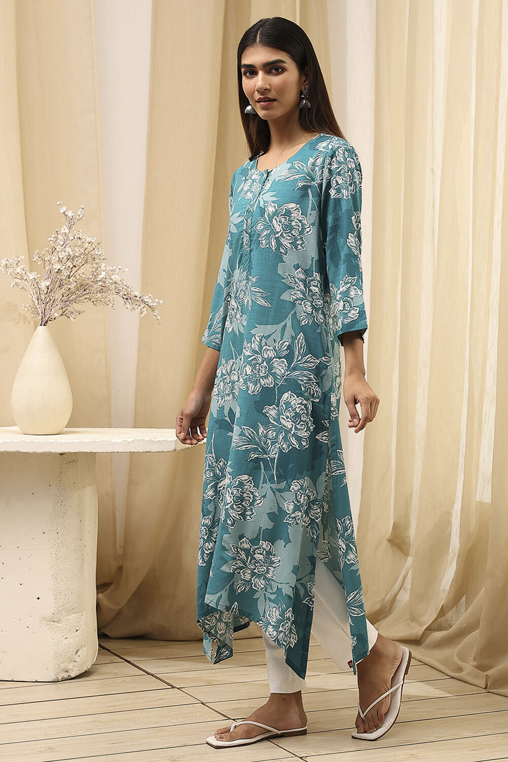 Blue Floral Printed Asymmetric Kurta image number 2