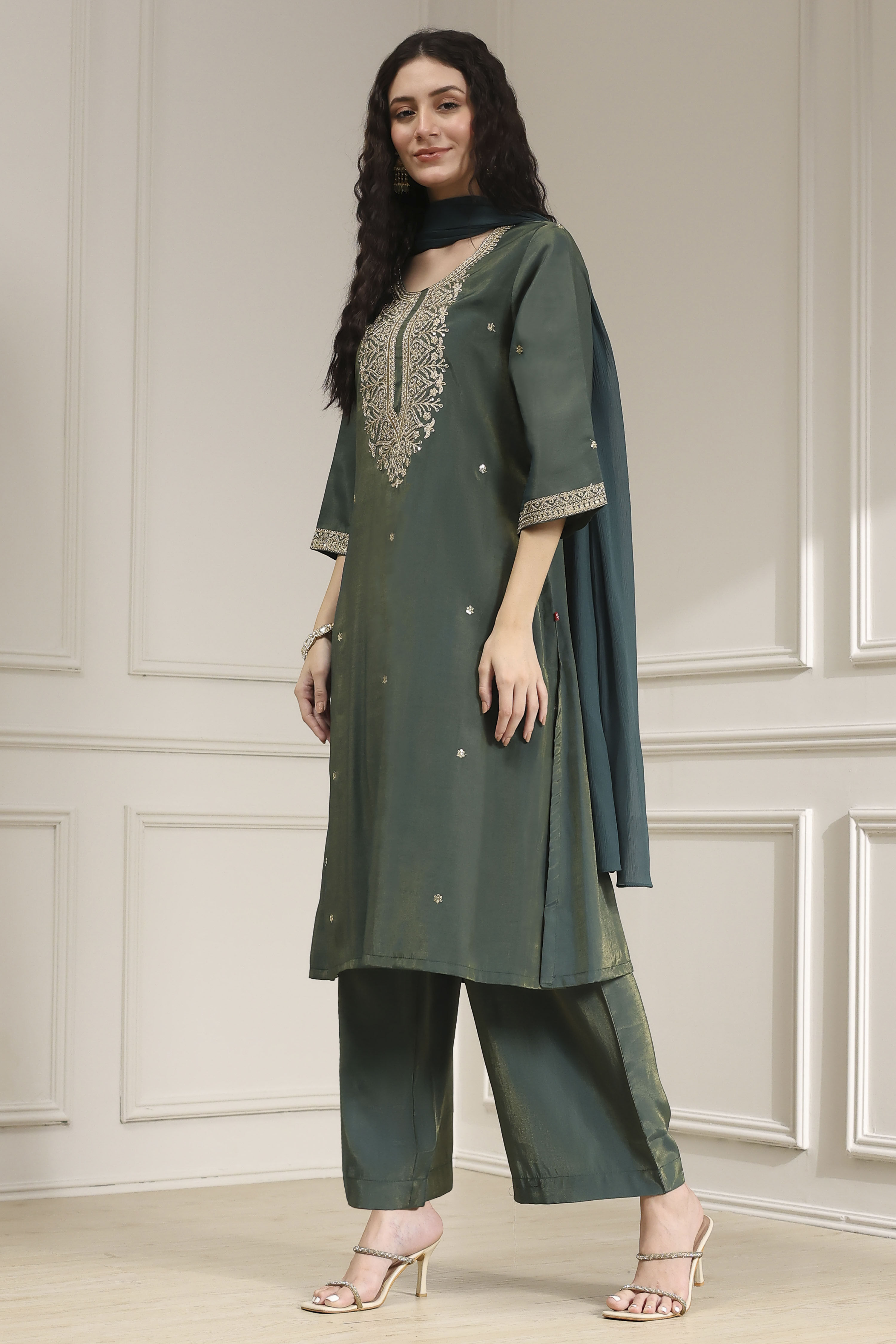 Green Embroidered Straight Suit Set image number 2