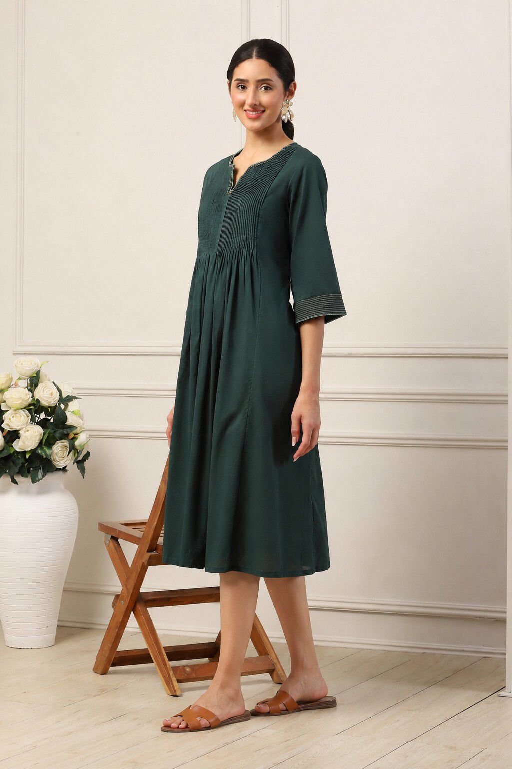 Green Cotton Solid Pleated A-Line Dress image number 2
