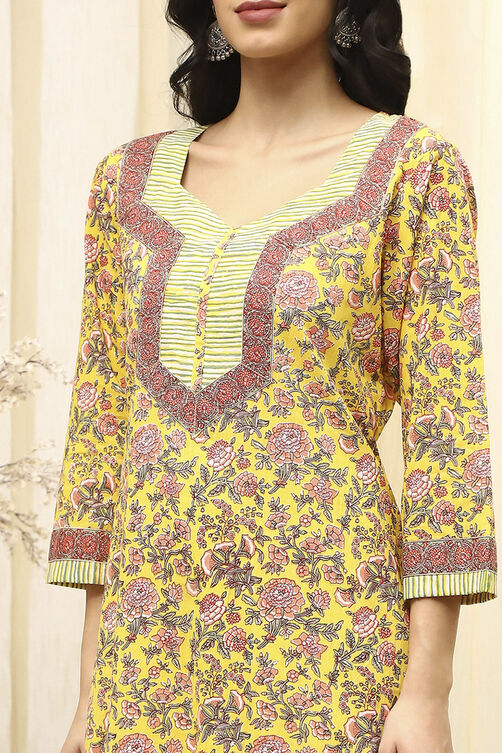 Green Cotton Screen Print Unstitched Suit Set image number 2