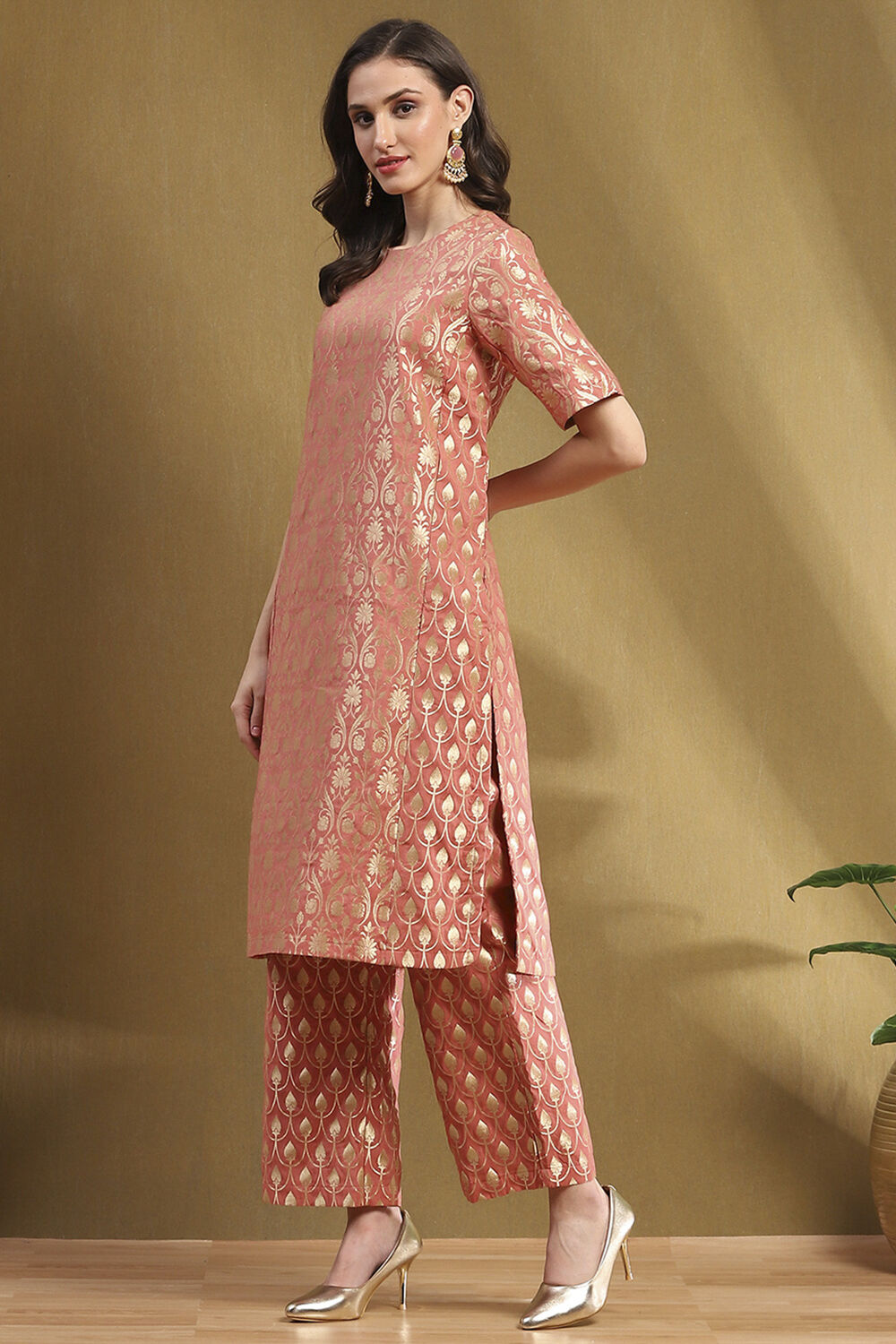 Peach-Toned Jacquard Floral Yarn-Dyed Straight Kurta Set image number 3