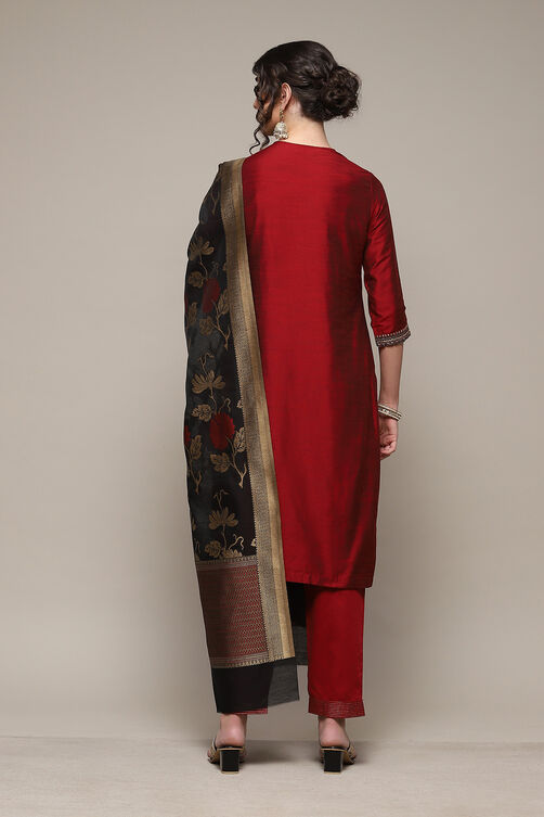 Maroon & Black Poly Viscose Straight Embroidery Kurta Slim Pants Suit Set image number 4