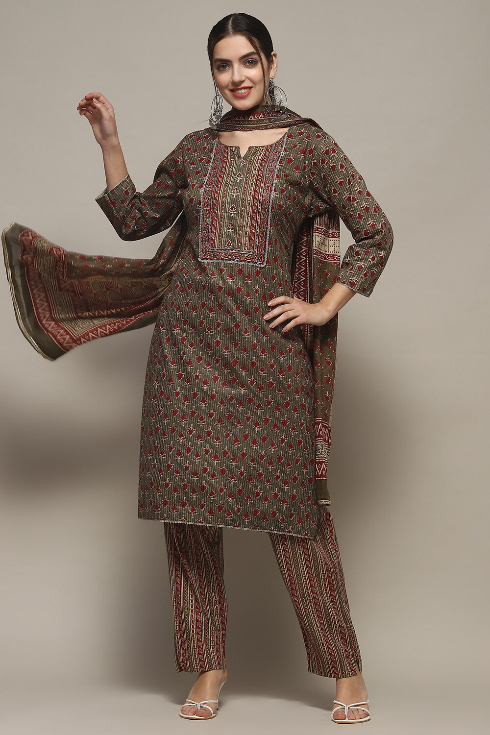 Green Cotton Unstitched Suit set image number 1