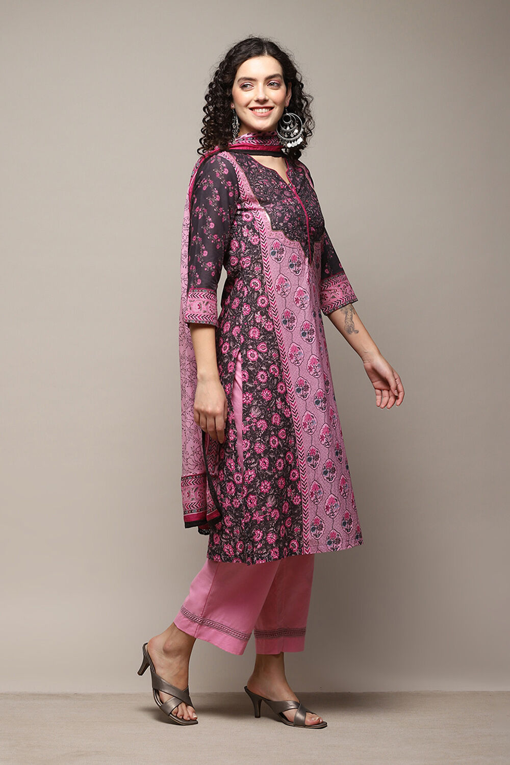Black Cotton Blend Straight Printed Kurta Narrow Palazzo Suit Set image number 6