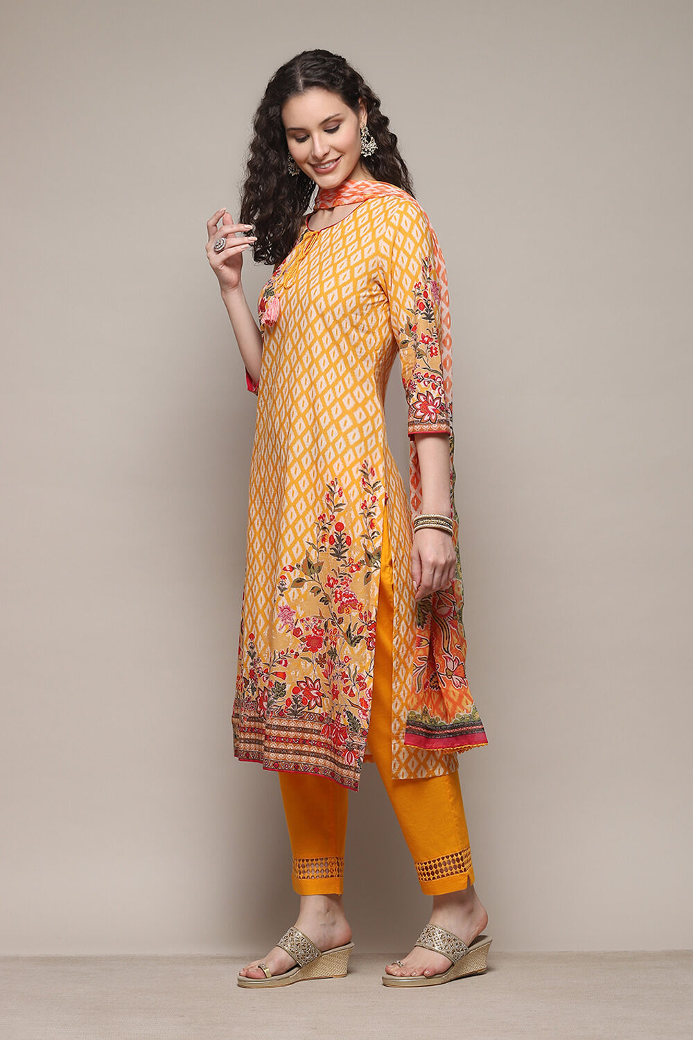 Yellow Cotton Straight Printed Kurta Slim Pant Suit Set image number 5
