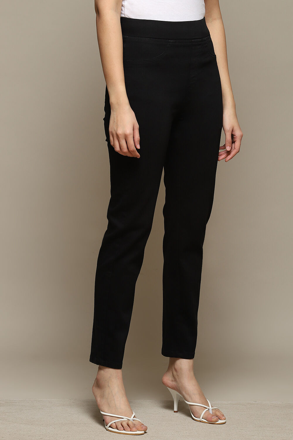 Black Cotton Blend Solid Jeggings image number 4