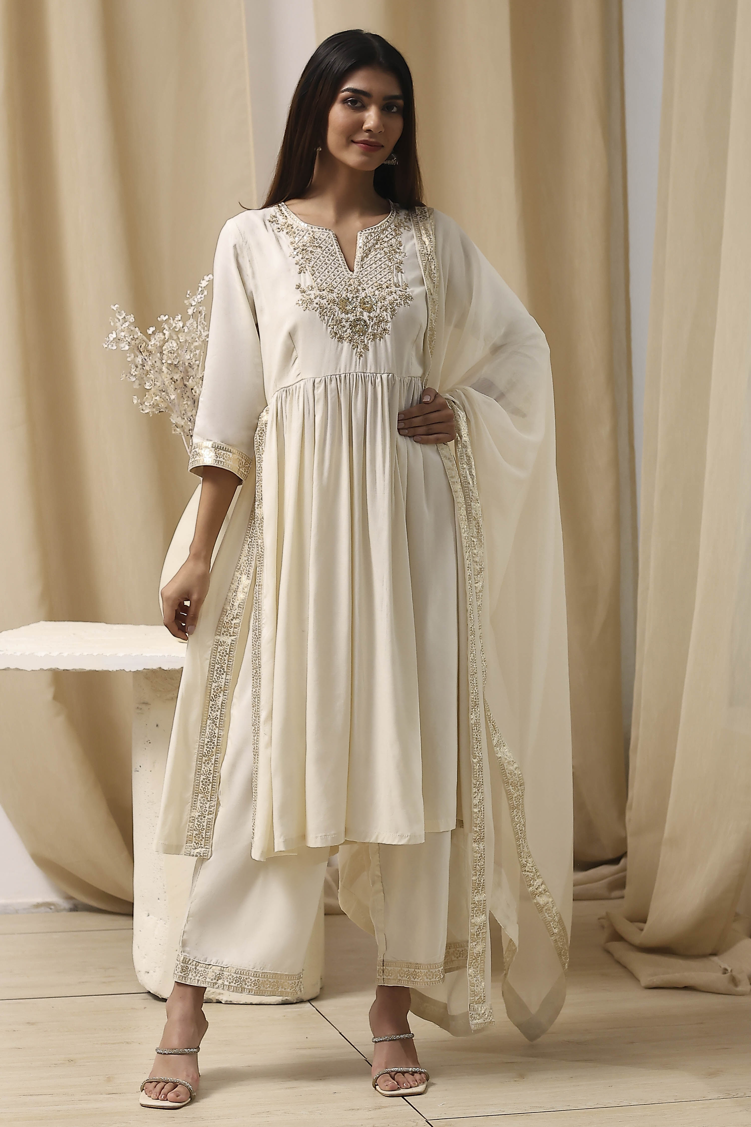 Cream-Colored Viscose Embellished Gathered Suit Set image number 7