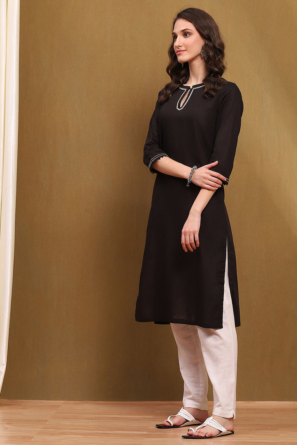 Black Cotton Blend Solid Straight Kurta image number 2
