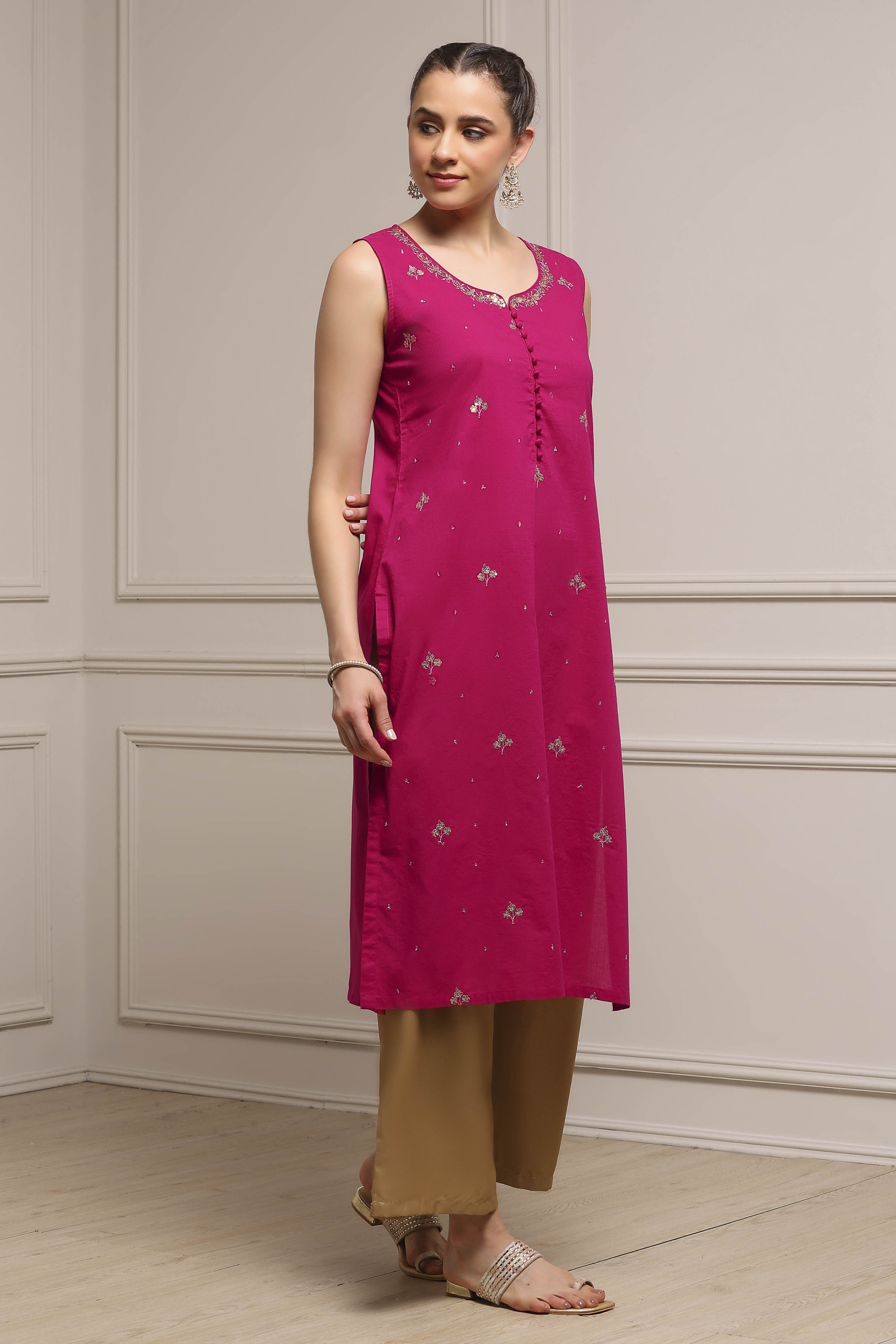 Magenta Cotton Sequinned Straight Kurta image number 4