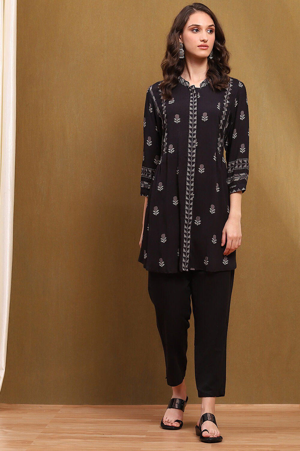 Black Floral Printed Gathered Short Kurta image number 5