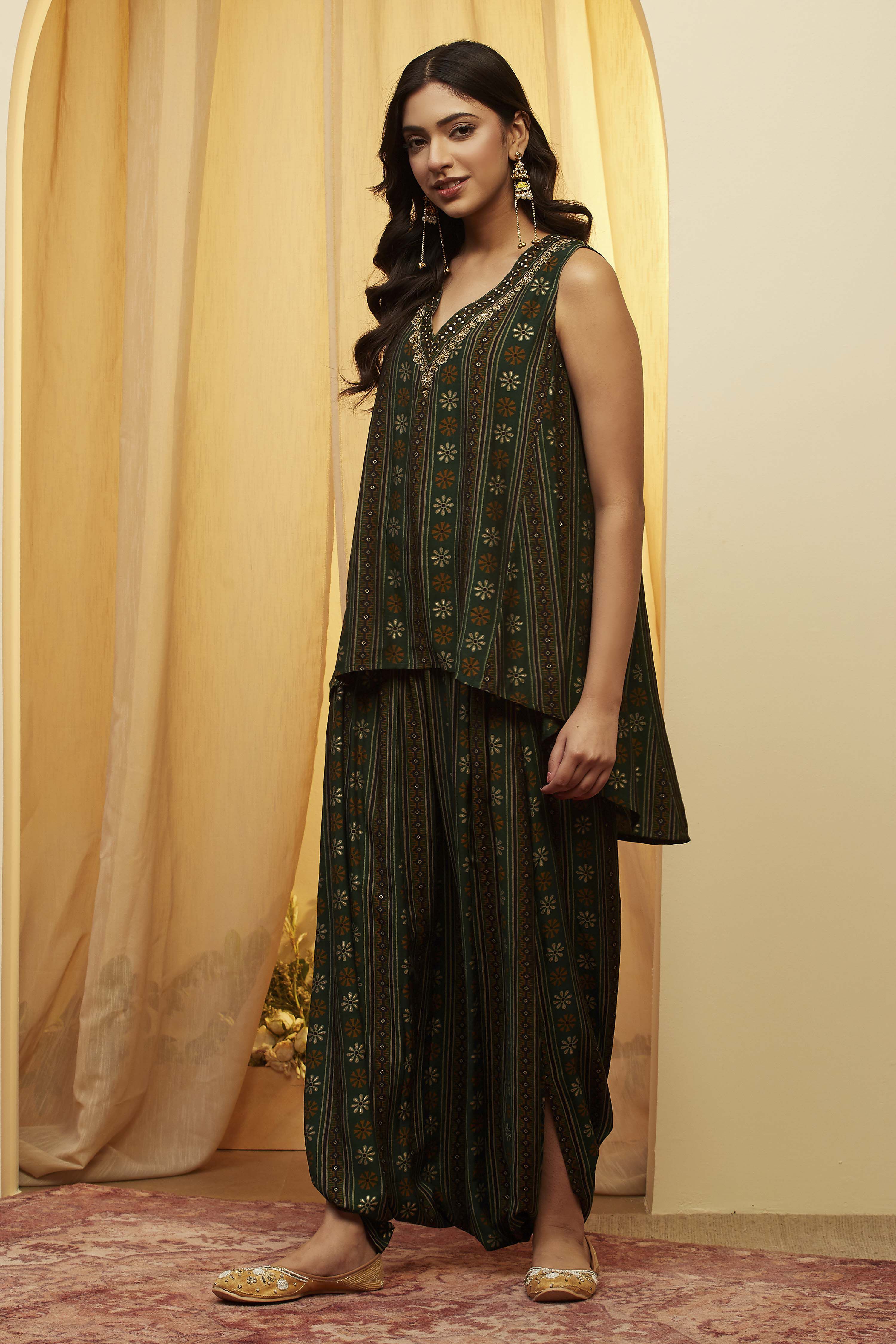 Green Viscose Blend Straight Kurta Pants Set image number 3