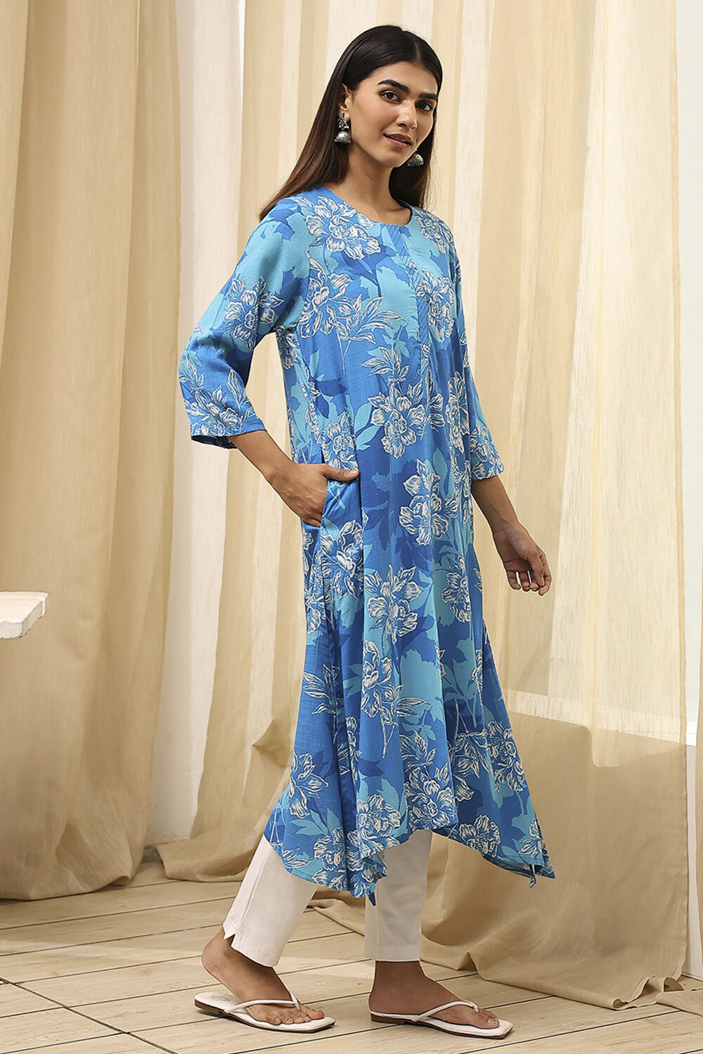 Blue Floral Printed Asymmetric Kurta image number 3