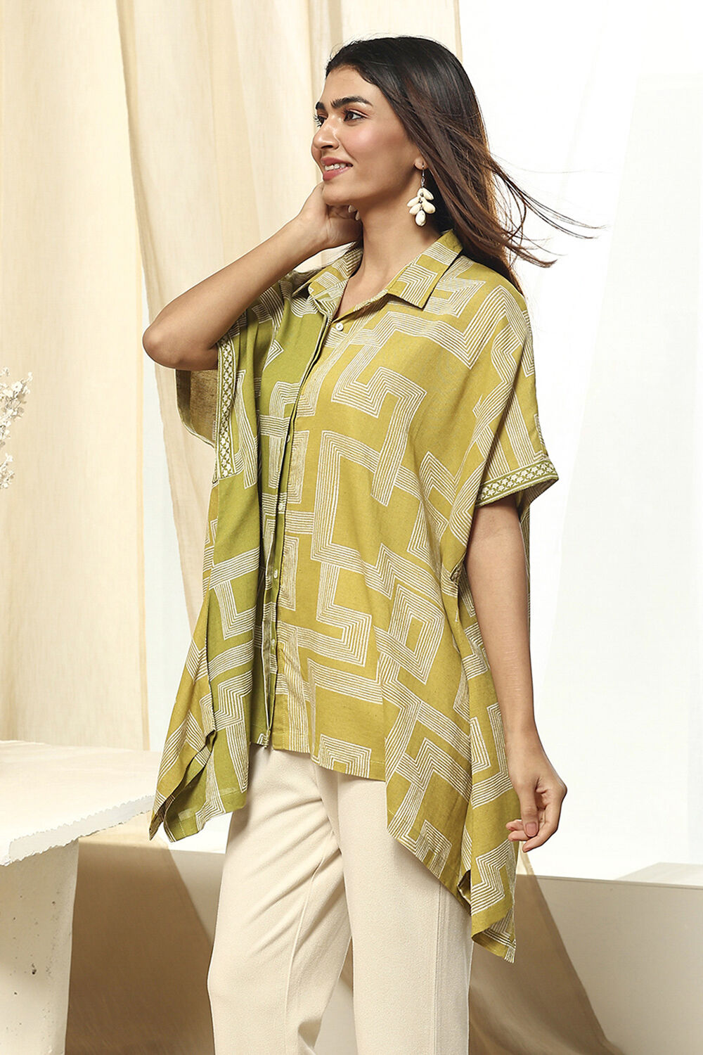 Green Geometric Printed Kaftan-Style Shirt image number 2