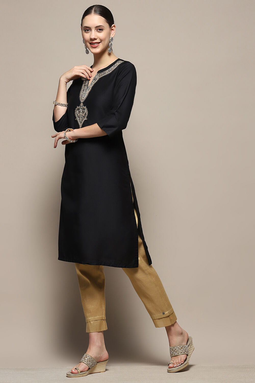 Black Embroidered Regular Fit Straight Kurta image number 3