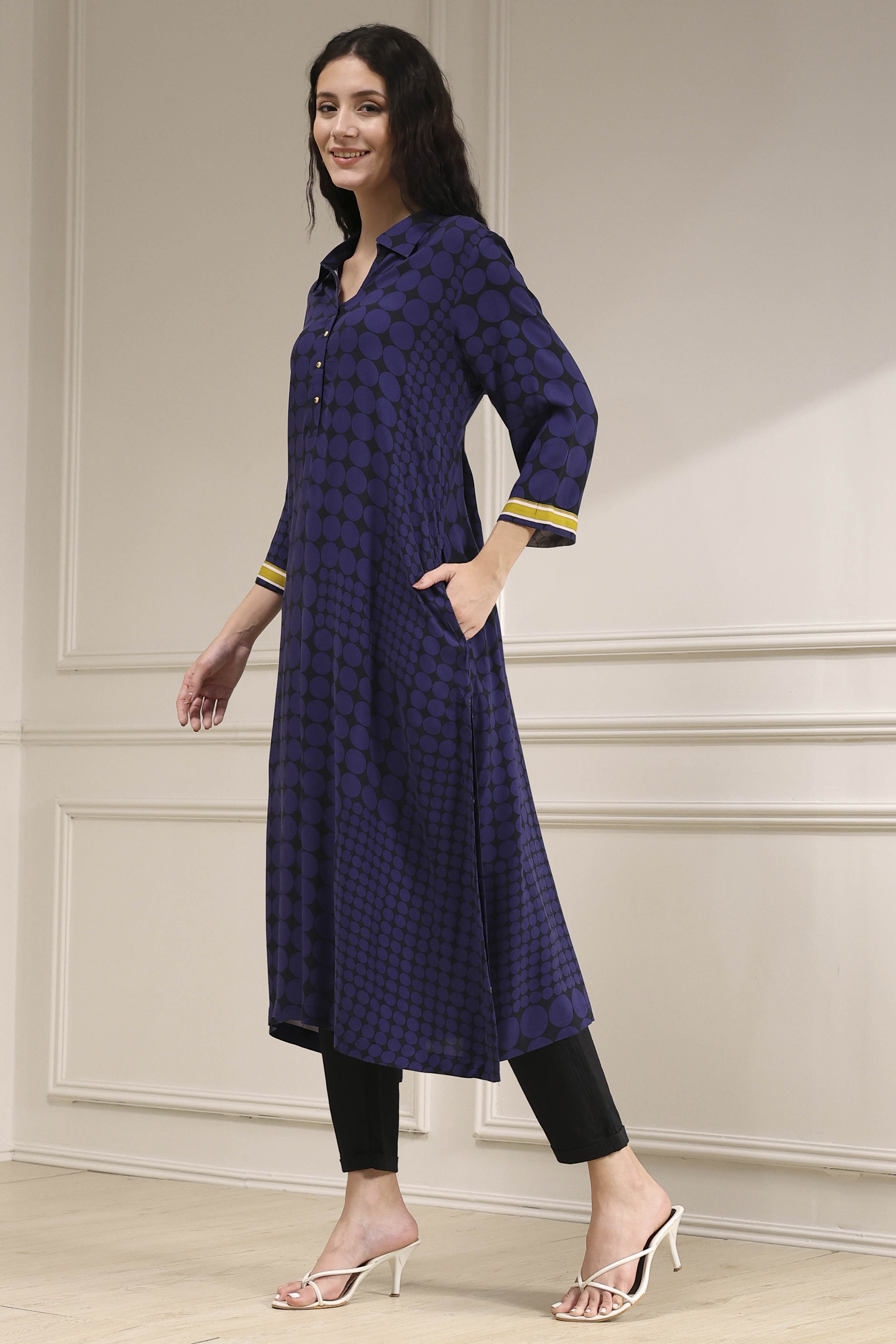 Indigo Blue Printed Straight Kurta image number 2