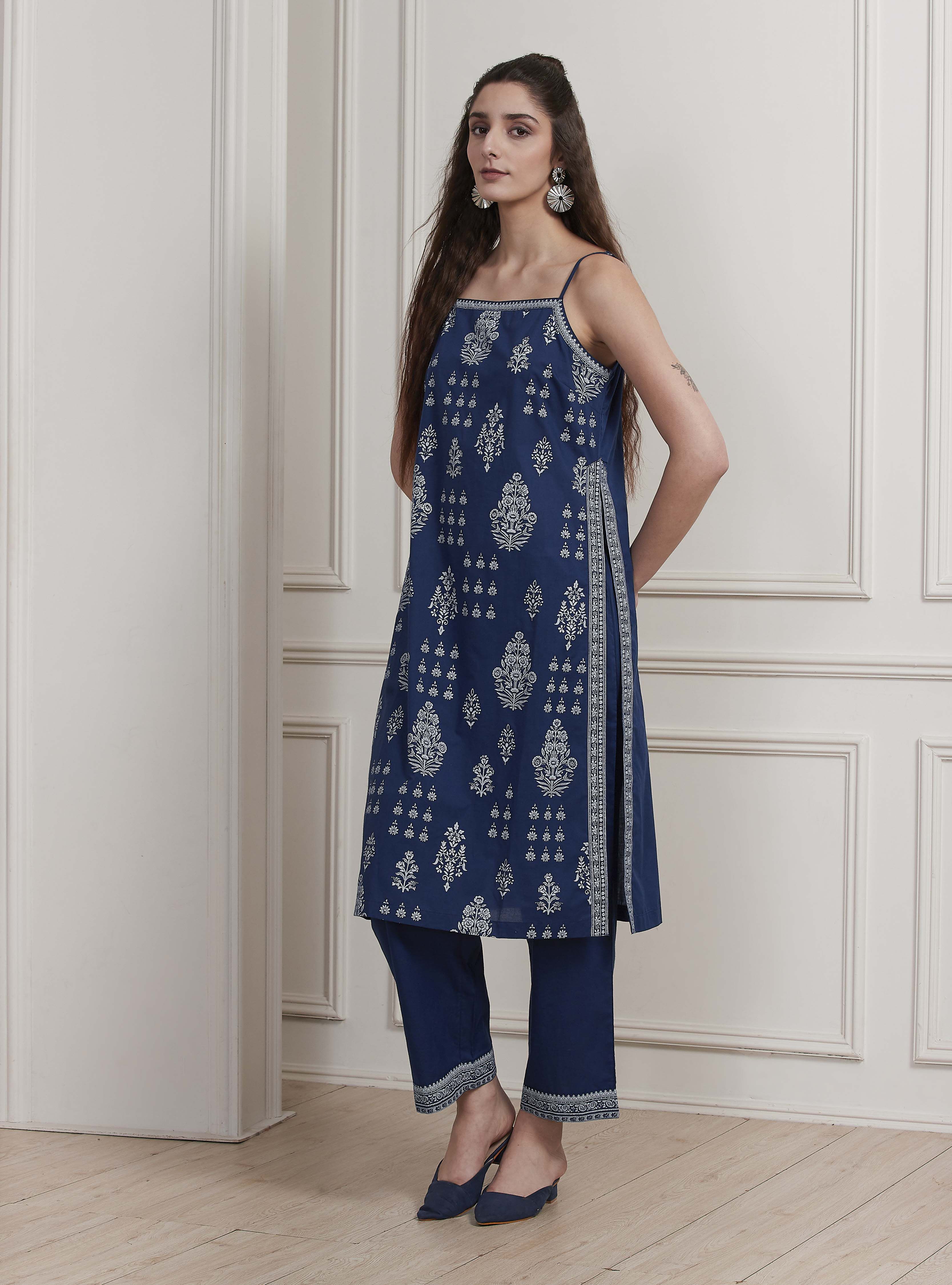 Green Cotton Ethnic Motif Printed Straight Suit Set image number 2