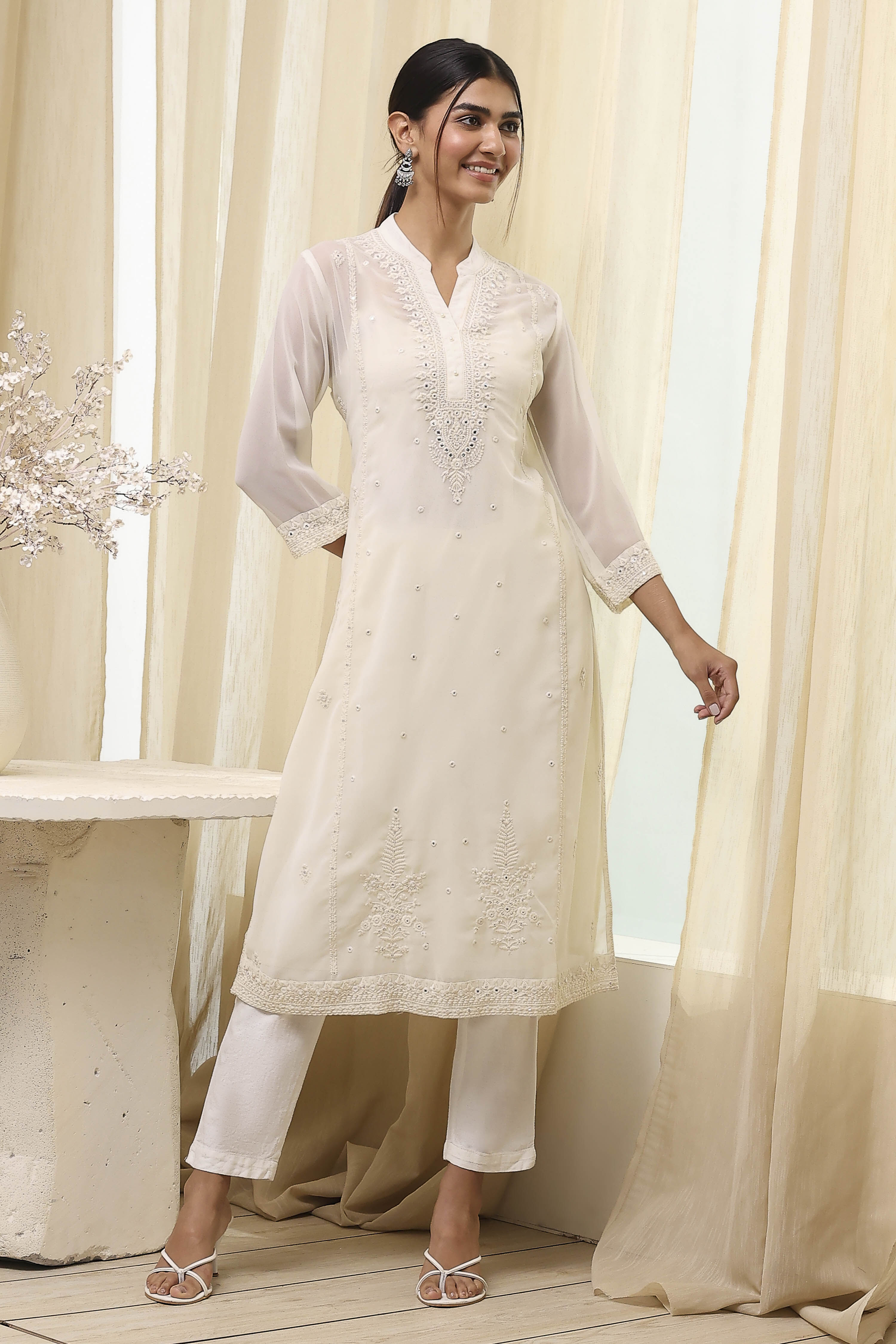 Off-White Embroidered Straight Kurta image number 5