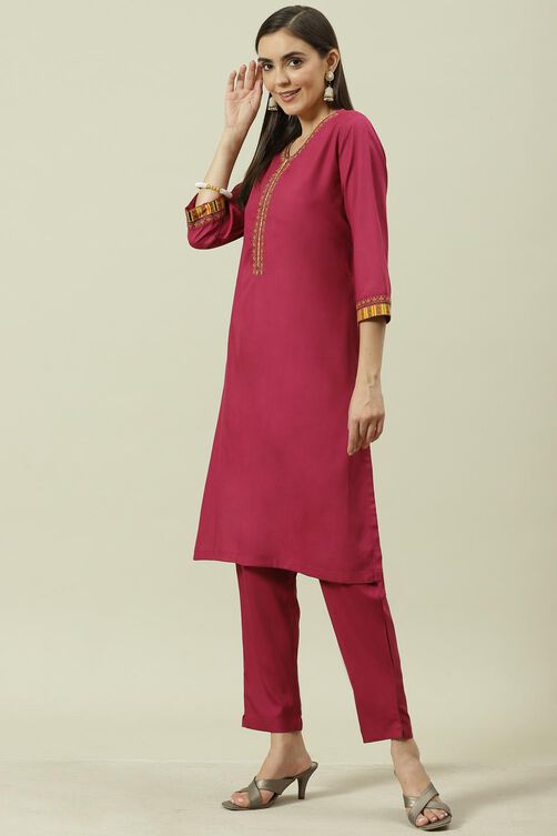 Black Solid LIVA Straight Kurta Regular Pant Suit Set image number 3