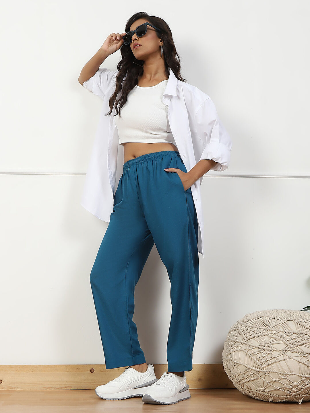 Beige Solid Mid-Rise Regular Pants image number 6