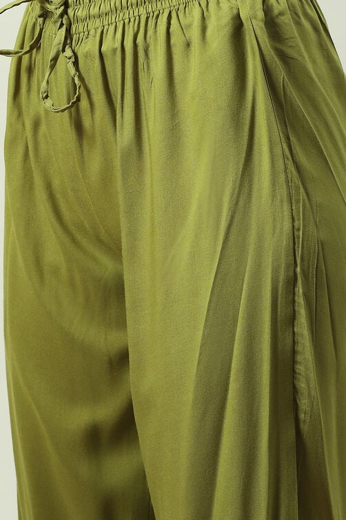 Green Printed Rayon Straight Kurta Regular Pant Suit Set image number 2