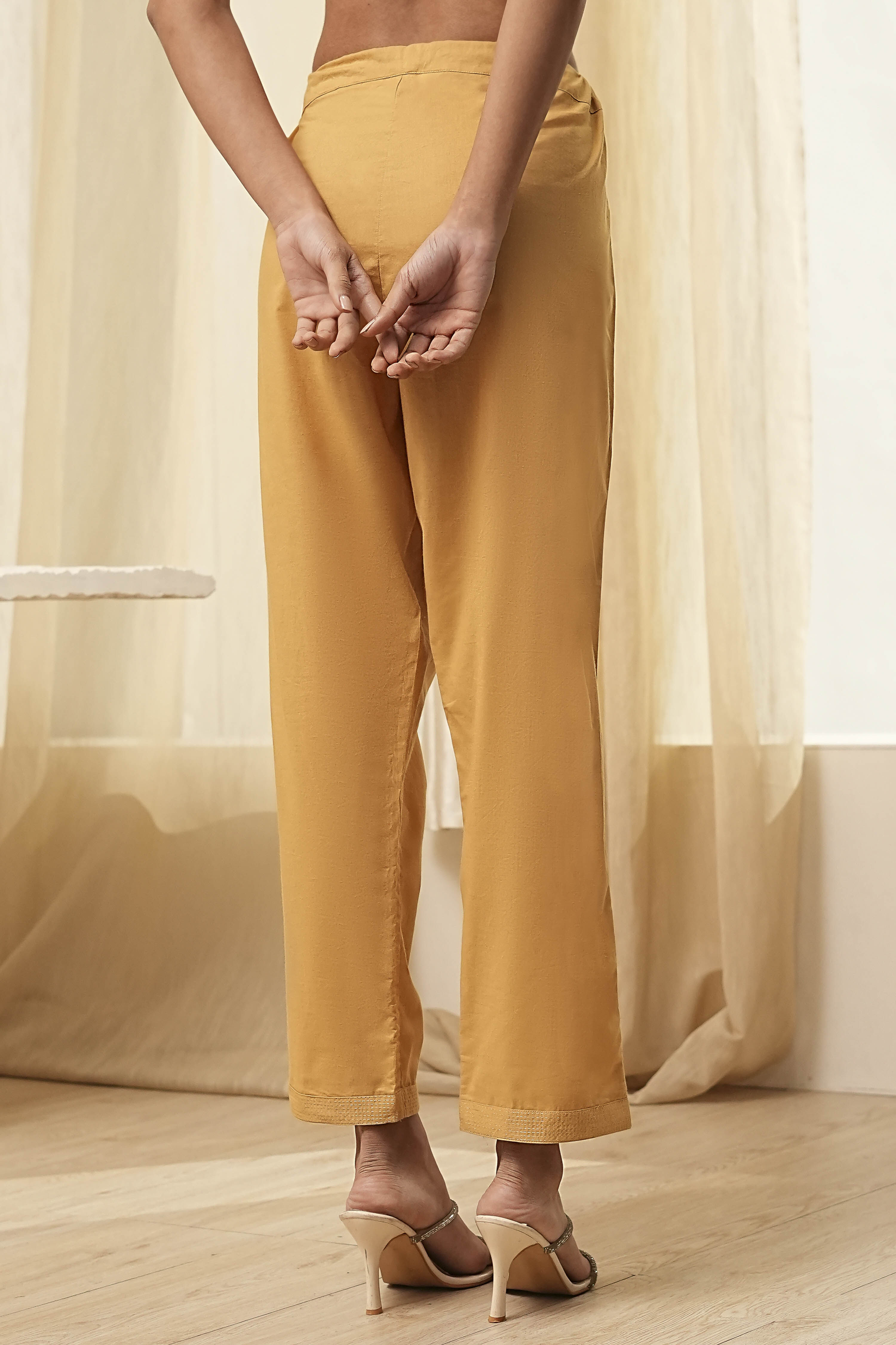 Gold-Toned Solid Regular Pants image number 5