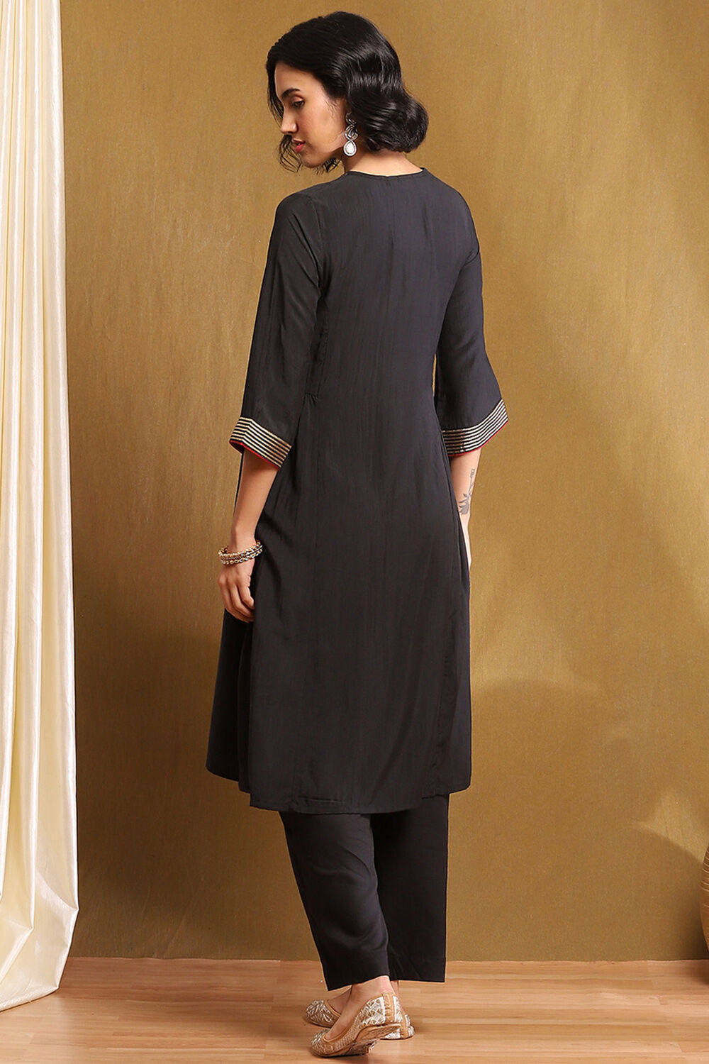 Black Shantoon Solid Gathered A-Line Suit Set image number 4