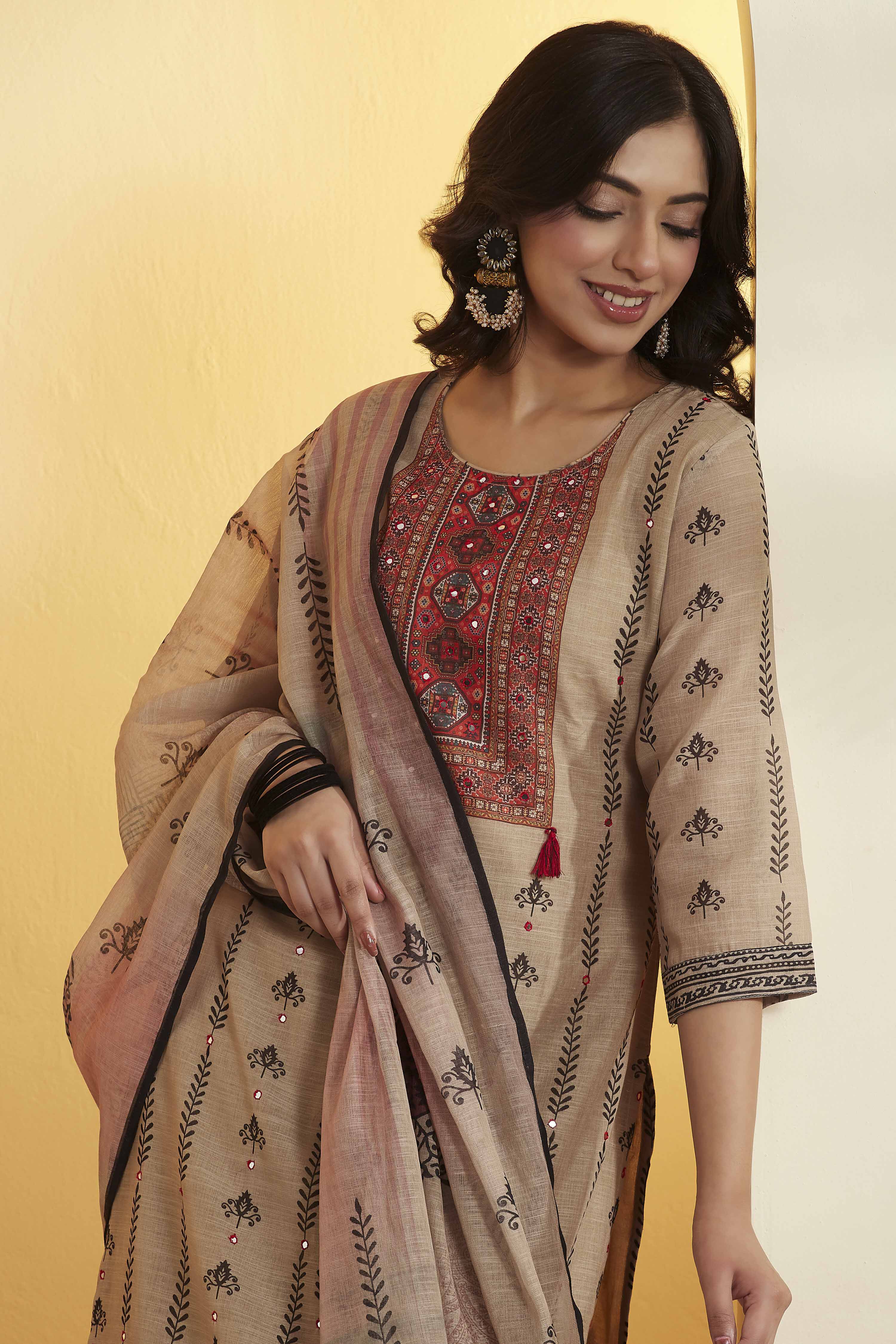 Beige Traditional Motifs Poly Linen Kurta Set image number 5