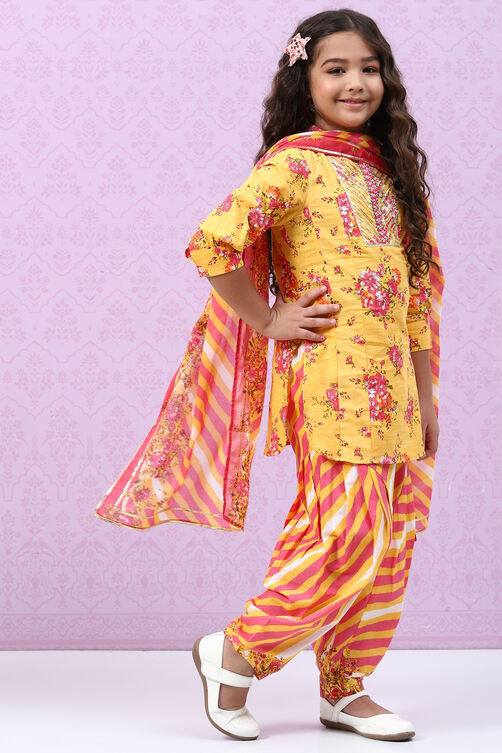 Yellow Cotton Straight Kurta Salwar Suit Set image number 6