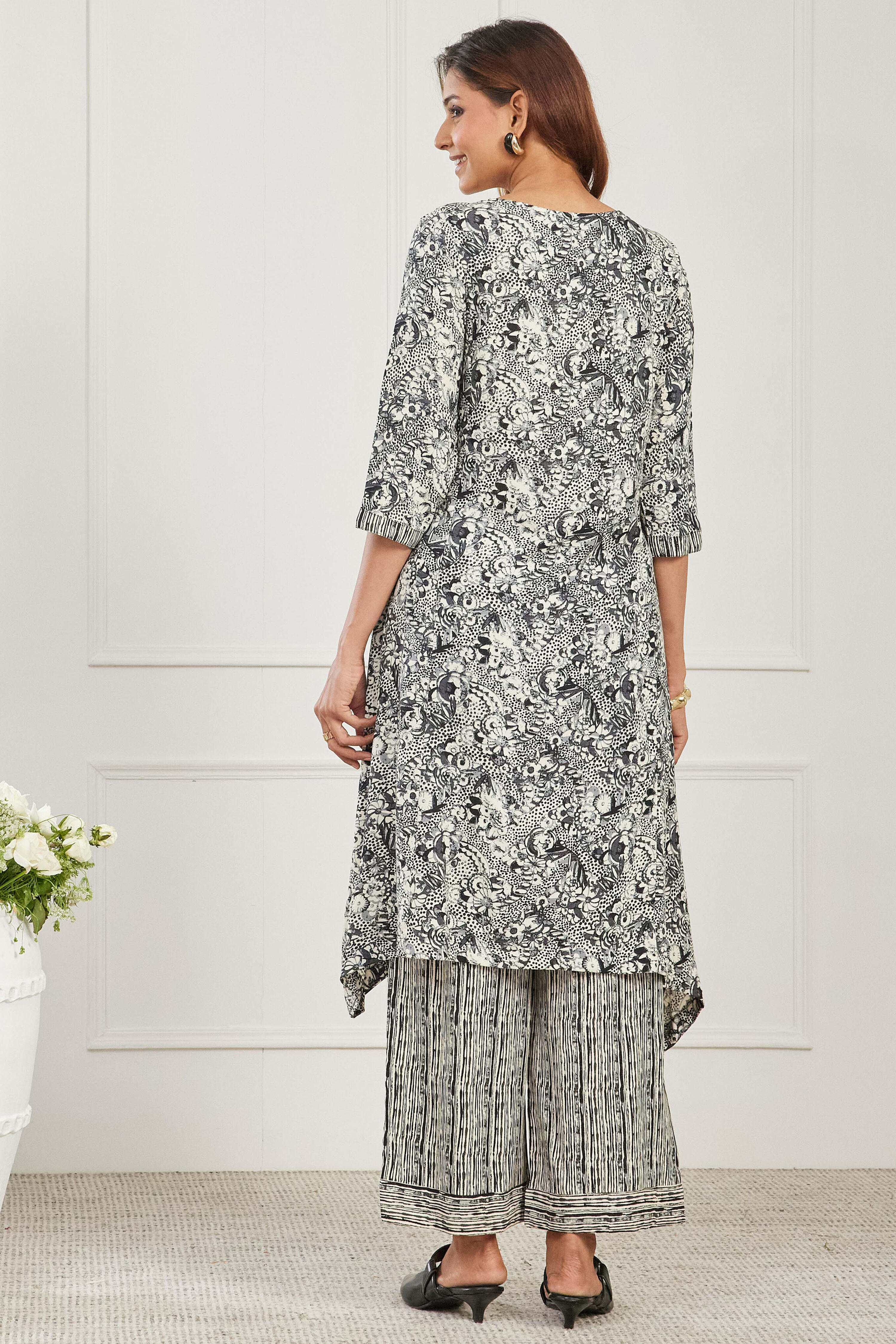 Blue & White Rayon Floral Printed Straight Kurta Set image number 4