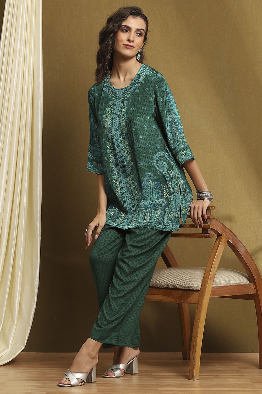 Green Crepe Printed Straight Kurta Set image number 0