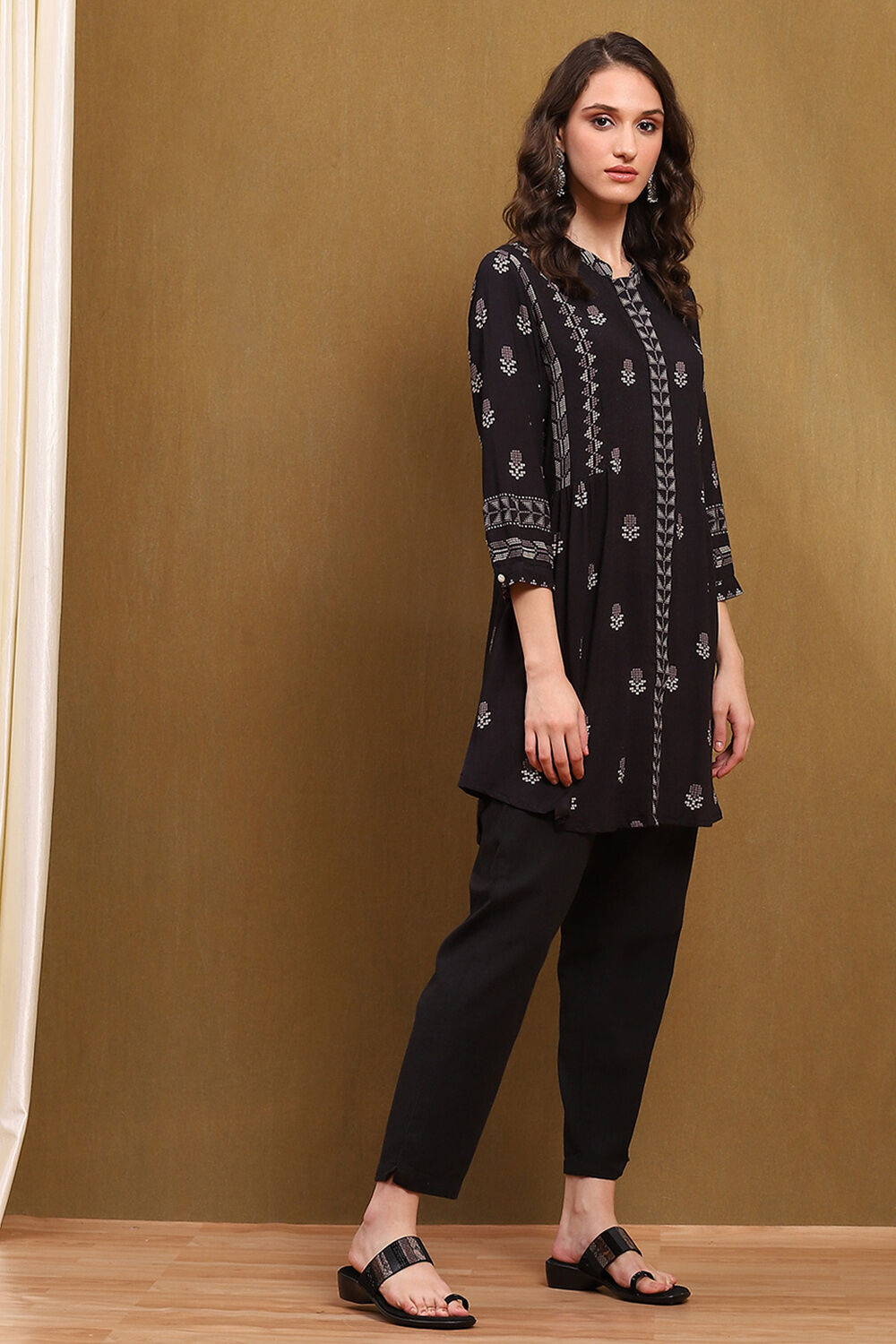 Black Floral Printed Gathered Short Kurta image number 4