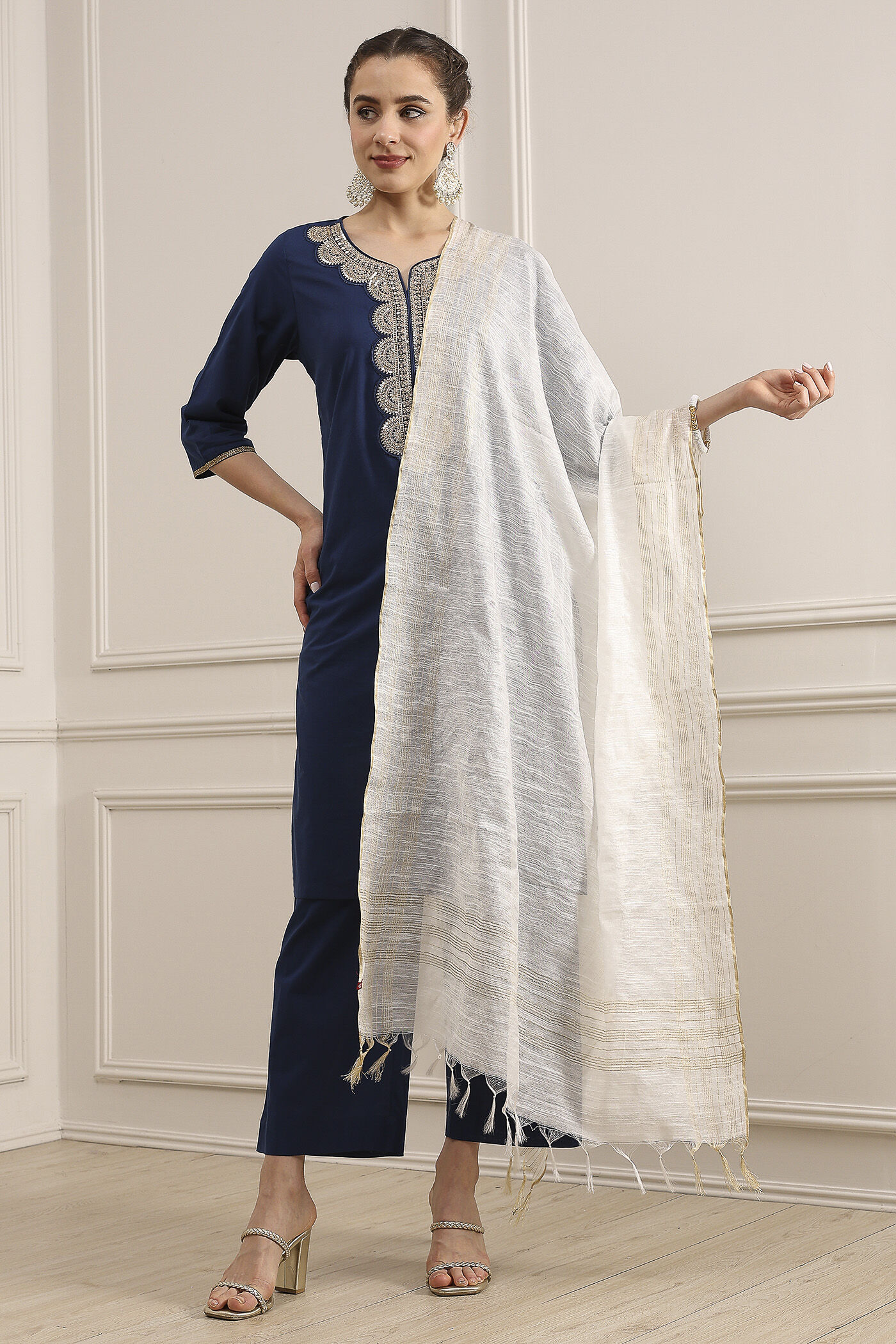 Off White Embroidered Festive Dupatta image number 2