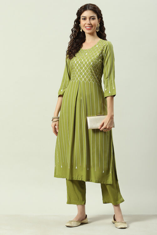 Plum Printed Rayon Straight Kurta Regular Pants Suit Set image number 6