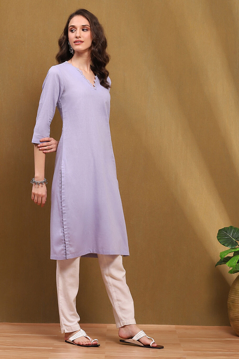Lilac Cotton Blend Solid Regular Fit Straight Kurta image number 4