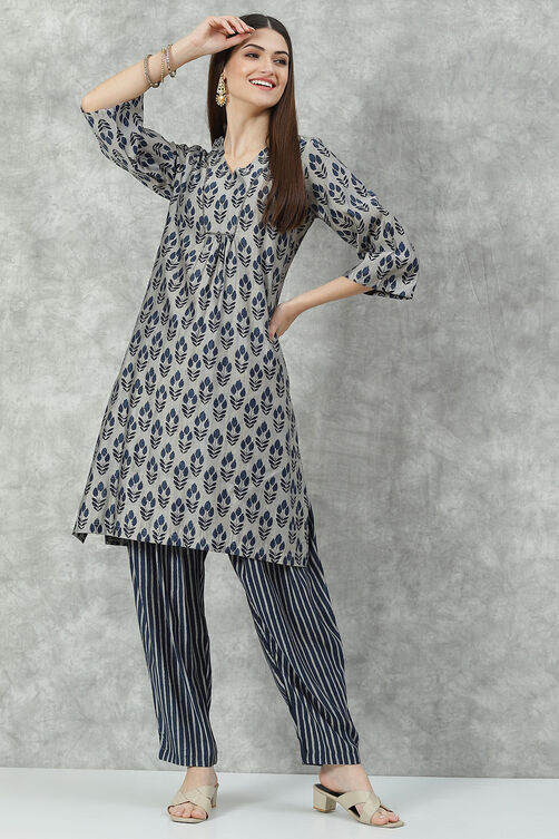 Maroon Poly Viscose Flared Printed Kurta Set image number 6